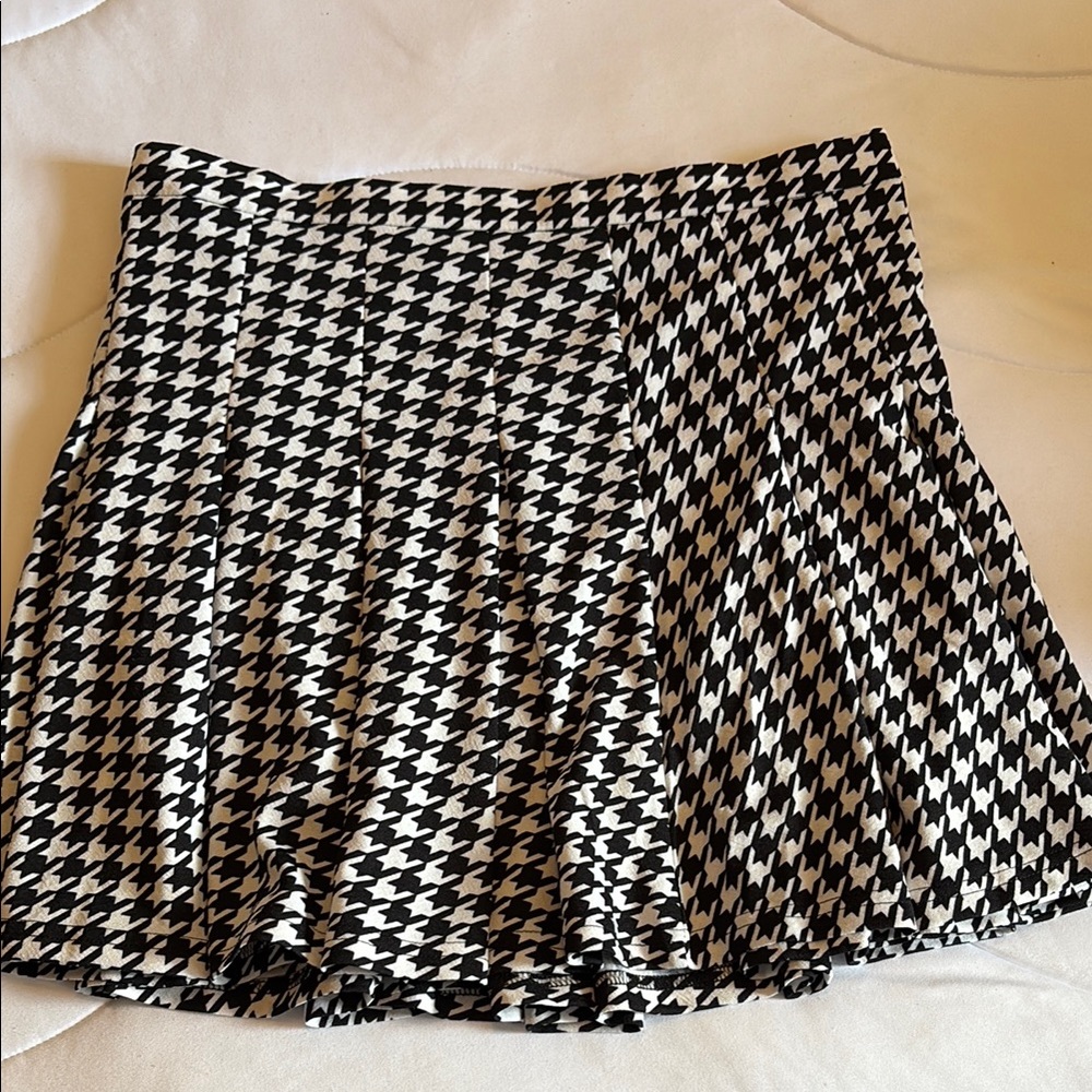Stylish Black and White Houndstooth Skirt